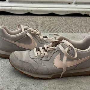 Nike Pink Sneakers Classic Low-Top Design